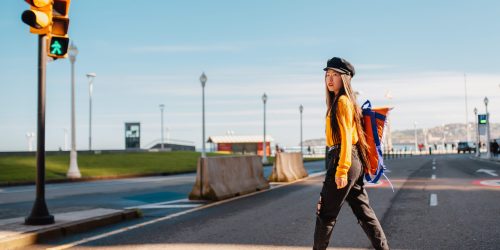 Asian young girl doing tourism Diplomado en fotografía y video para eventos de turismo y viajes