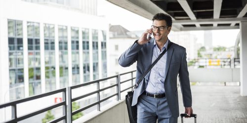 Businessman on business trip telephoning with smartphone Diplomado en gestión de viajes de negocios y eventos corporativos