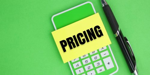 calculator and pen with the word pricing. Diplomado en estrategias de precios y rentabilidad en eventos