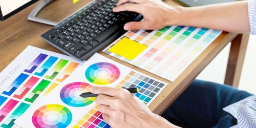 Graphic designer or creative holding Mouse and do his work material color pantone swatch samples art Diplomado en producción de material gráfico para eventos culturales