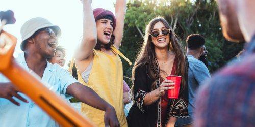 Music, drinks and friends dancing outdoor to celebrate at festival, concert or summer social event Diplomado en relaciones públicas para eventos de redes sociales